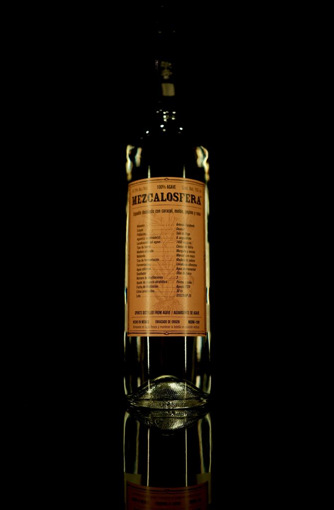 MEZCALOSFERA Espadín destilado con caracol, melón, pepino, y rana